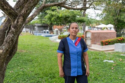 Haydé, madre de un desaparecido, en el cementerio de Puerto López, Meta, el 7 de diciembre de 2022.