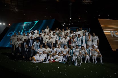 Fotografía de familia de los jugadores y del equipo técnico del Real Madrid de fútbol y de baloncesto después de la celebración en el estadio Santiago Bernabéu.