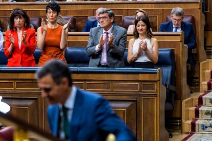 El presidente del Gobierno, Pedro Sánchez (en primer plano), en el Congreso, este miércoles. Al fondo a la derecha, el líder del PP, Alberto Núñez Feijóo.