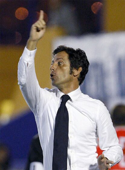 Quique Flores, durante el partido de anoche en Marbella.