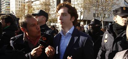 Francisco Nicol&aacute;s junto a los juzgados de Plaza de Castilla de Madrid en 2014.