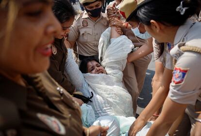 Police officers detain a supporter of the Aam Aadmi Party (AAP) during a protest after the party's main leader and Delhi Chief Minister Arvind Kejriwal was arrested by the the Enforcement Directorate (ED), India's financial crime agency, in New Delhi, India March 22, 2024.