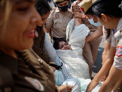 Police officers detain a supporter of the Aam Aadmi Party (AAP) during a protest after the party's main leader and Delhi Chief Minister Arvind Kejriwal was arrested by the the Enforcement Directorate (ED), India's financial crime agency, in New Delhi, India March 22, 2024.