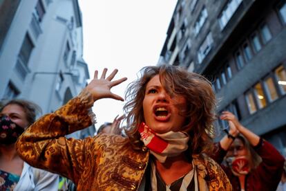 Una manifestante durante una protesta estudiantil en contra del control gubernamental sobre la Universidad de Teatro y Artes Cinematográficas de Budapest (Hungría).