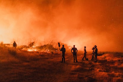 Bomberos y brigadistas luchan contra el fuego en Bousés (Ourense), el martes.