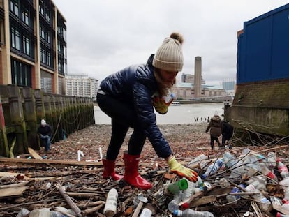 Una voluntaria recoge residuos de plástico en Londres.