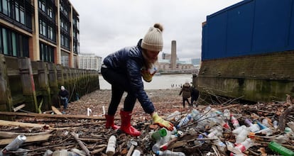 Una voluntaria recoge residuos de plástico en Londres.