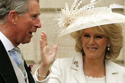 Una vez casados, el príncipe Carlos y su esposa Camilla han recibido la bendición del arzobispo de Canterbury, Rowan
Williams, tras jurarse fidelidad en un solemne oficio religioso en la capilla de San Jorge del castillo de Windsor, en presencia de la reina Isabel II, que se ha ausentado de la ceremonia civil.