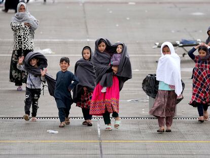 Niños afganos en el campo para refugiados instalado en la base de EE UU en Ramstein, Alemania, este lunes.