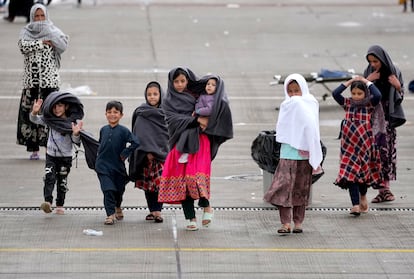 Niños afganos en el campo para refugiados instalado en la base de EE UU en Ramstein, Alemania, este lunes.