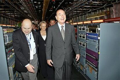 El presidente francés, Jacques Chirac (derecha), visita las instalaciones de Airbus en el Salón de Le Bourget.