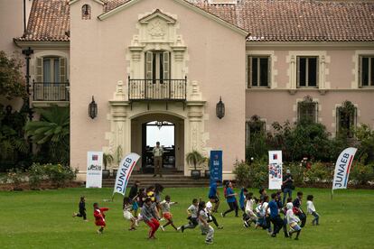 Niños juegan frente al palacio presidencial de Cerro Castillo, en Viña del Mar (Chile).
