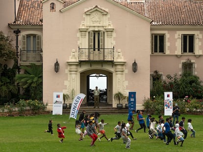 Niños juegan frente al palacio presidencial de Cerro Castillo, en Viña del Mar (Chile).