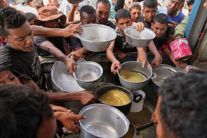 Reparto de comida en una cocina comunitaria en Jan Yunis, en el sur de Gaza, el pasado miércoles. 