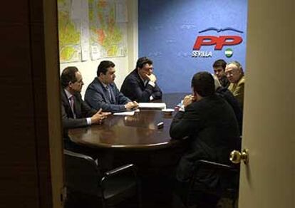 Sanz (segundo por la izquierda), en la reunión que mantuvo ayer con los consejeros del PP en las cajas sevillanas.