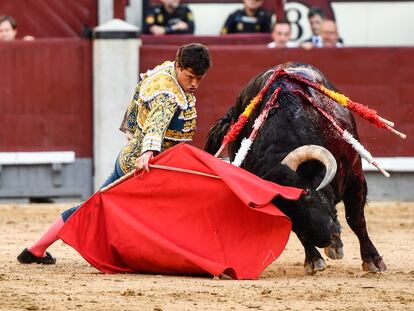 Daniel Luque, en el comienzo de faena al cuarto toro de la tarde.