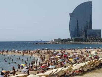 Vista de la playa de la Barceloneta (Barcelona). EFE/Archivo