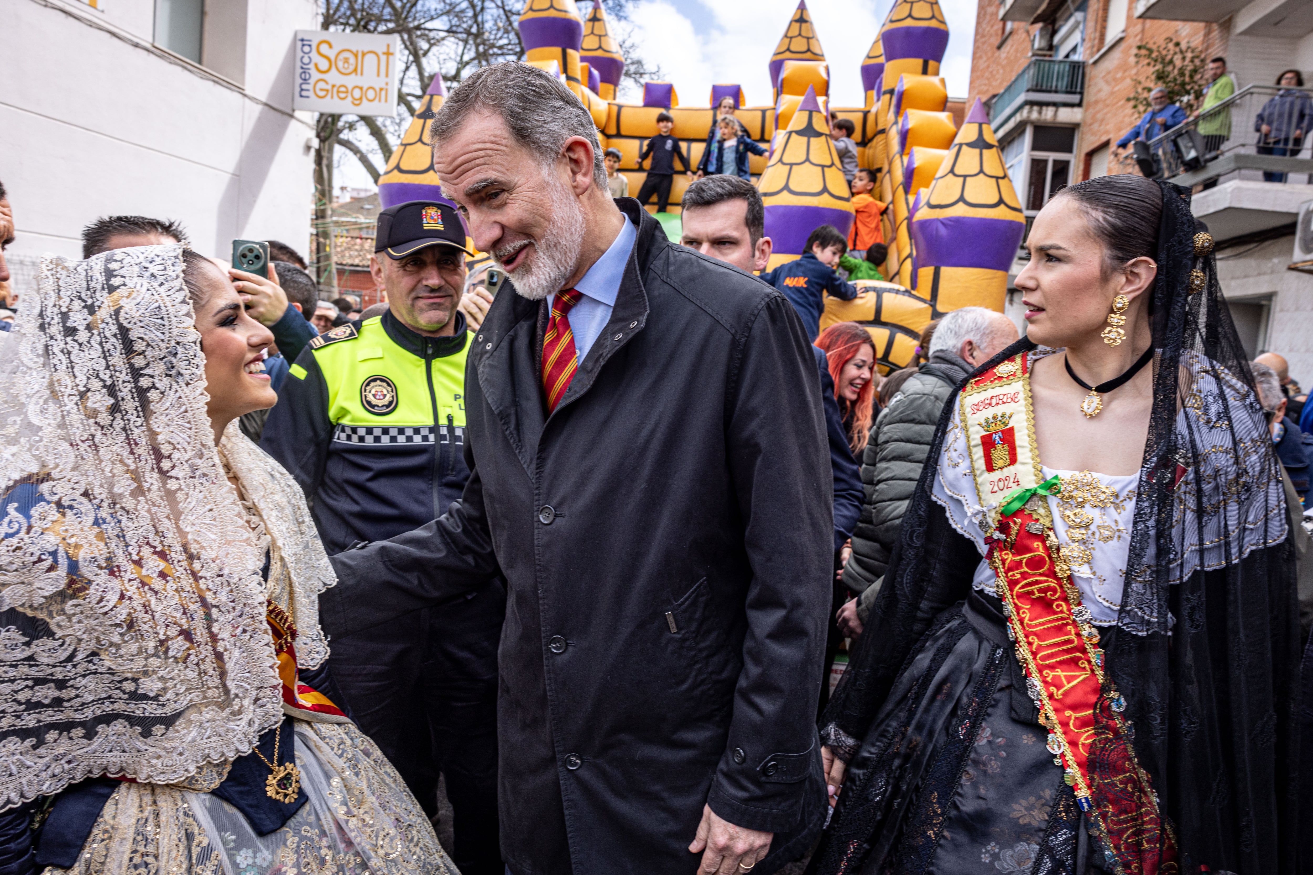 Felipe VI revoluciona Torrent con una visita relámpago en plenas Fallas 