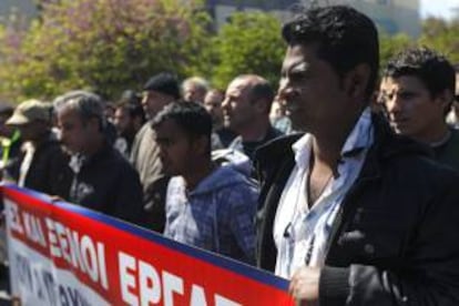 Trabajadores procedentes de Bangladesh y Grecia protestan por la veintena de jornaleros inmigrantes que fueron heridos por los disparos de un capataz.