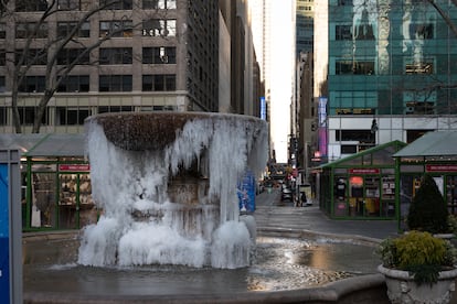 Una fuente congelada en el parque Bryant, en Nueva York, este 25 de diciembre.