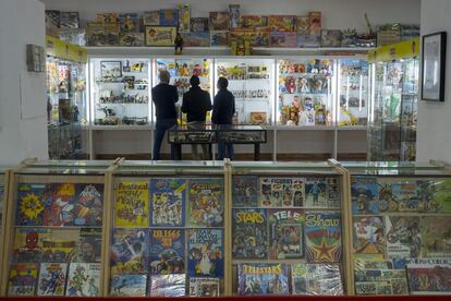 Cómics y álbumes en las estanterías de Regreso a la Infancia. Museo Andaluz del Juguete Vintage.