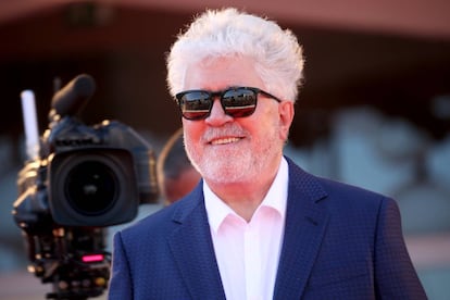 Almodóvar, vestido de Armani en el estreno de 'La voz humana' en el Festival de Venecia de 2020.