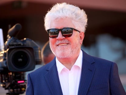 Almodóvar, vestido de Armani en el estreno de 'La voz humana' en el Festival de Venecia de 2020.