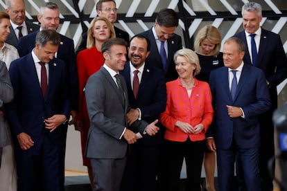 Foto de familia de los líderes comunitarios este jueves en la cumbre de Bruselas, con Macron, Von der Leyen y Tusk en primera fila.