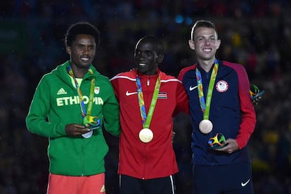 Los últimos atletas en recibir la medalla, los ganadores de la prueba de atletismo de maratón masculino. El etíope Feyisa Lilesa, medalla de plata, Eliud Kipchoge, de Kenia, medalla de oro, y Galen Rupp, de EEUU, medalla de bronce. 