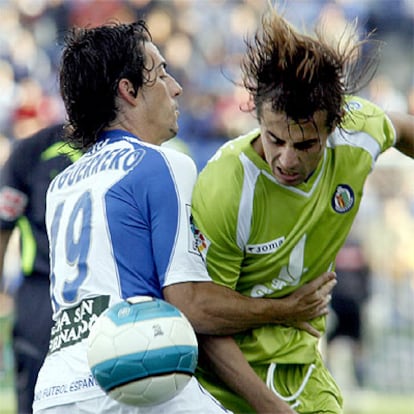 El delantero del Recreativo Francisco Javier García Guerrero y el defensa del Getafe Rubén Martín Pulido luchan por el balón.