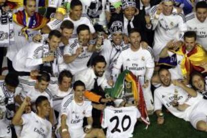 Los jugadores del Real Madrid celebran la victoria ante el FC Barcelona, al término de la final de la Copa del Rey disputada en el estadio de Mestalla, en Valencia.