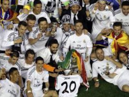 Los jugadores del Real Madrid celebran la victoria ante el FC Barcelona, al término de la final de la Copa del Rey disputada en el estadio de Mestalla, en Valencia.