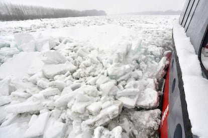 Los barcos húngaros, cuya ayuda ha pedido Serbia, empezarán a operar a la altura de la localidad de Bogojevo, en el norte serbio, donde también hay gruesas capas de hielo en el río. En la imagen, el rompehielos húngaro Jegtoro XI navega entre bloques de hielo por el río Danubio, cerca del pueblo de Dalj (Croacia).