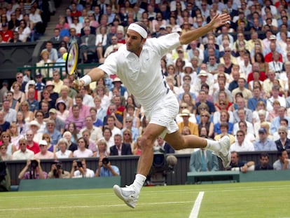 Roger Federer volea de revés durante la final de 2003 contra Philippoussis en Wimbledon.