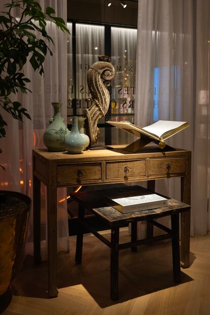 Un escritorio de madera de la colección de interiorismo que la marca vende en las tiendas House of Rituals.