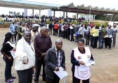 Una larga fila de kenianos espera para donar sangre para los heridos del ataque al centro comercial.