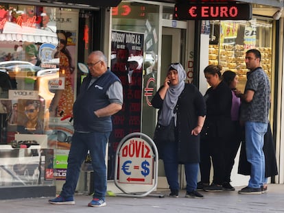 Una cola para entrar a una casa de cambio, el sábado en Ankara.