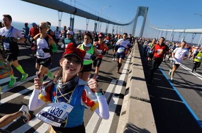 Cientos de corredores cruzan el puente colgante de Verrazzano-Narrows durante la celebración del maratón de Nueva York.