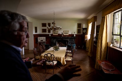 Antonio Ruiz de Alda muestra una de las estancias de la finca Pino Montano, el cortijo de Ignacio Sánchez Mejías en Sevilla donde se alojaron los autores de la generación del 27.