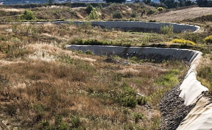 Una capa de terra cobreix l'abocador de Cruïlles.