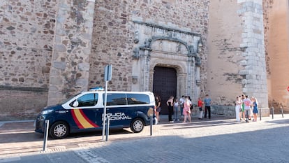 Varias personas el lunes frente a la comisaría de Policía Nacional de Almendralejo, Badajoz.