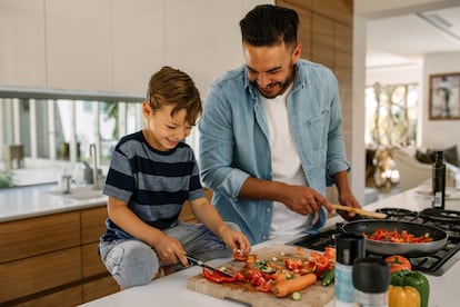 Es decisivo introducir a los menores en sabores diferentes que les permitan disfrutar de una dieta rica y variada, e inculcarles buenos hábitos alimentarios.