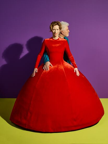 El realizador manchego, junto a Tilda Swinton, cuyo dramático traje rojo de Balenciaga se ha convertido en símbolo del cortometraje.
