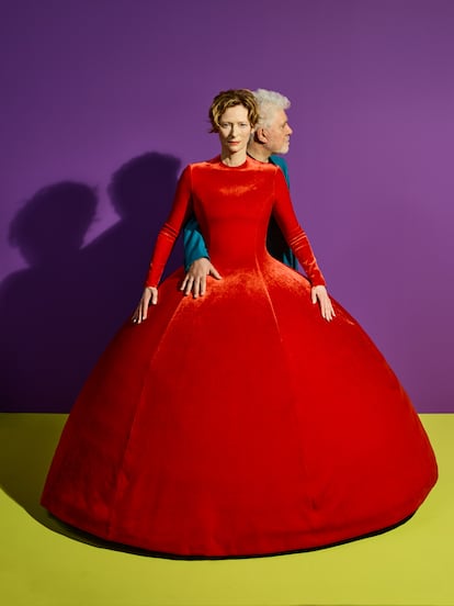 El realizador manchego, junto a Tilda Swinton, cuyo dramático traje rojo de Balenciaga se ha convertido en símbolo del cortometraje.