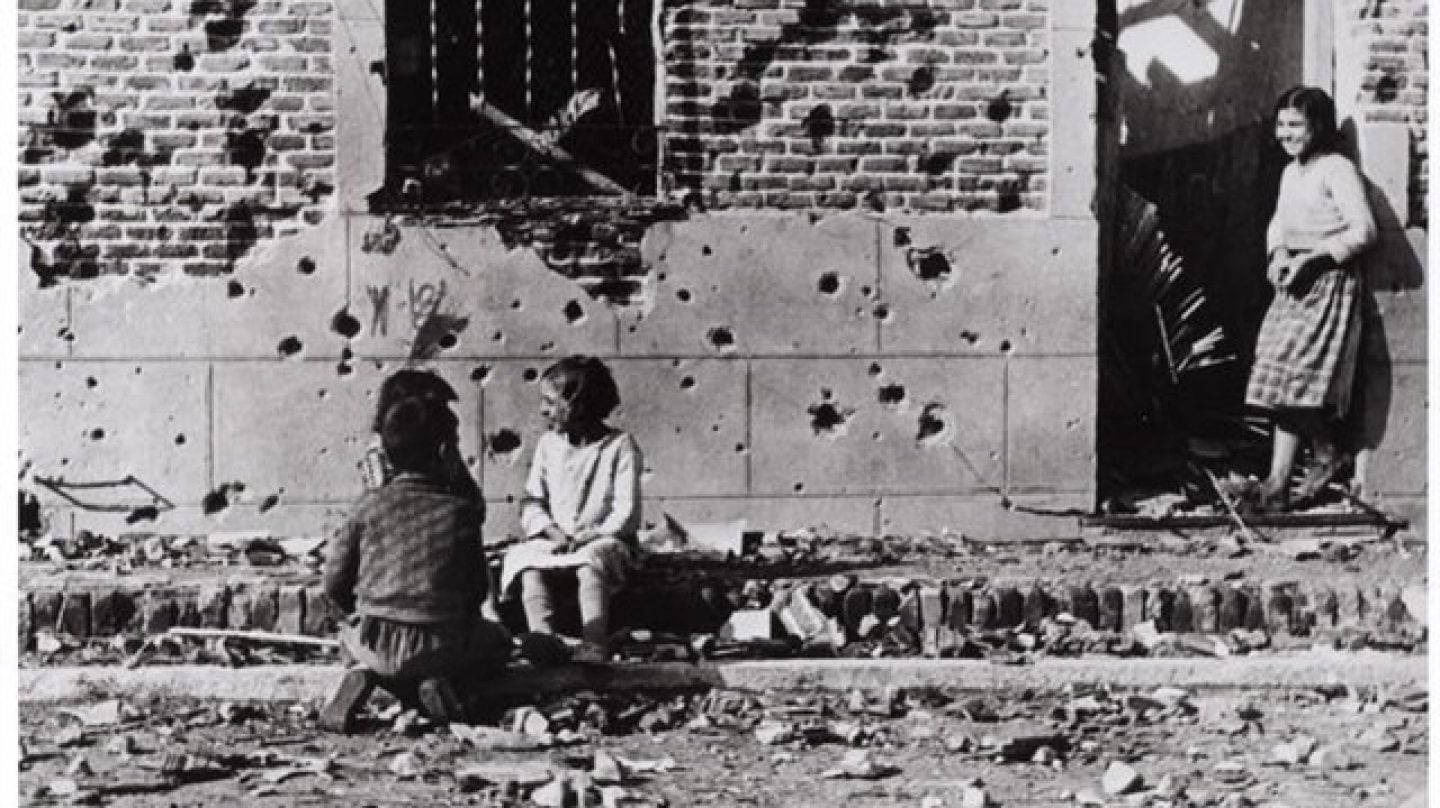 La fotografía que Robert Capa tomó frente al edificio de la calle de Peironcely 10