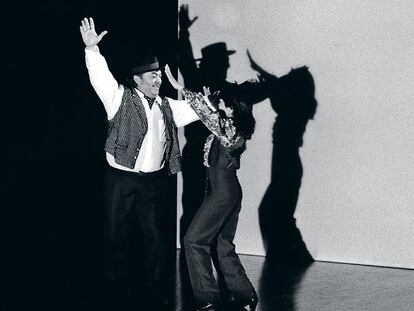 Al morir su abuelo, el gran Farruco (con quien aparece bailando en la imagen), el joven Farruquito asumió por derecho el mando de la familia.