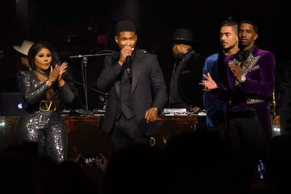 Lil Kim, Usher y Quincy Combs se subieron al escenario para felicitar al homenajeado.