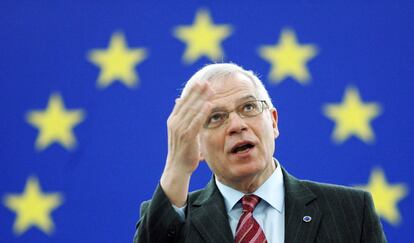 Ha sido calificado como el azote del independentismo. Josep Borrell vuelve a la primera línea de la política en la cartera de Exteriores. Ha ejercido como ministro de Obras Públicas, eurodiputado y presidente del Parlamento Europeo. En pleno 'procés' tuvo un papel relevante y contrario a Puigdemont, con llamamientos en distintos discursos en defensa de la unidad de España. Es parte de la cuota catalana del nuevo Ejecutivo de Sánchez y un claro mensaje a la Unión Europea.