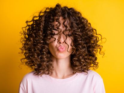 El truco del bol en TitTok está teniendo mucho seguimiento entre las mujeres con el pelo rizado.