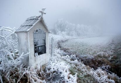 Imagen fantasmal de un pequeño santuario rodeado de hielo en los campos en torno a Kottes, en Austria. Día 3 de diciembre de 2014.